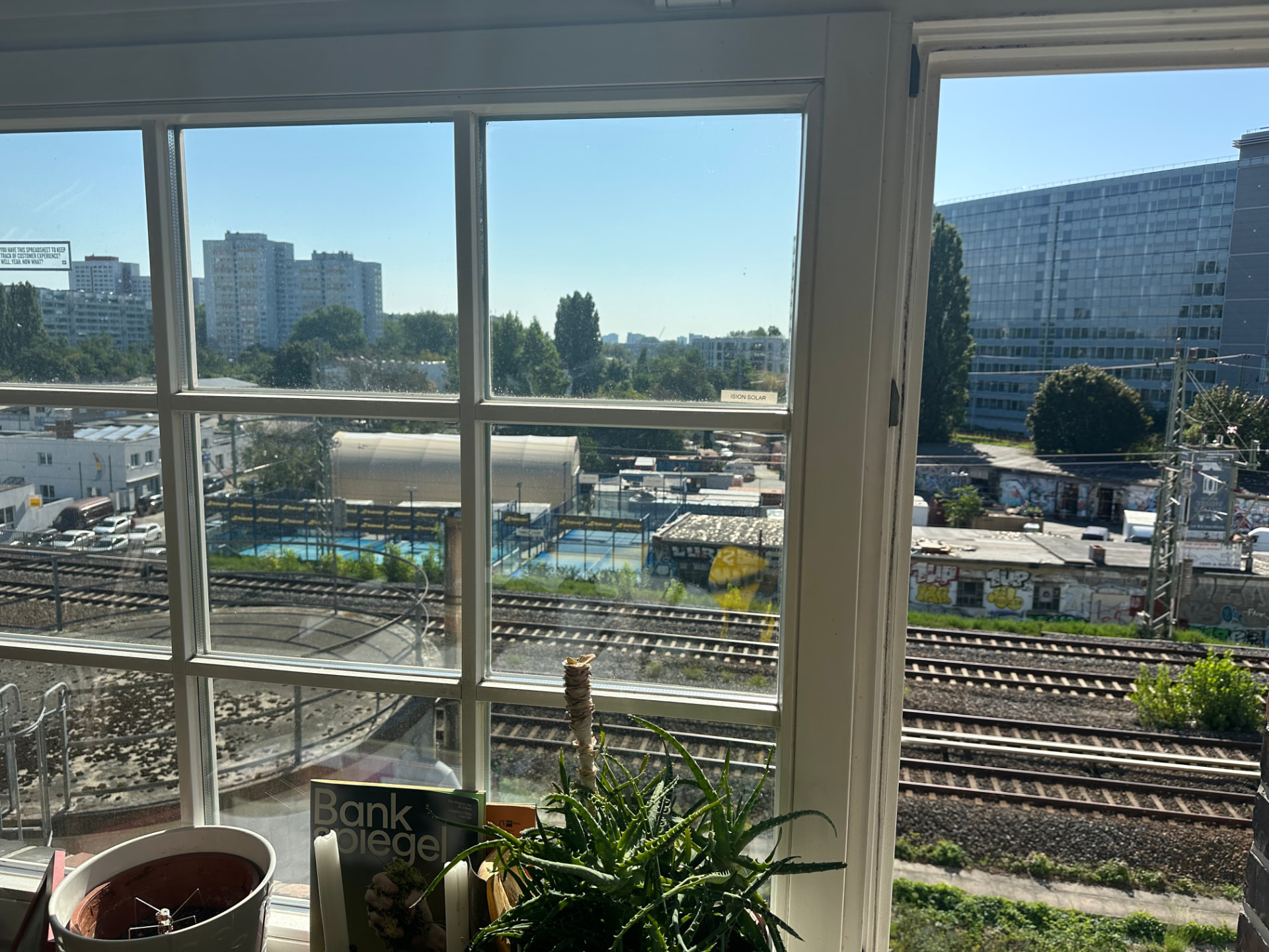 Blick aus dem Fenster über die Gleise am Ostkreuz