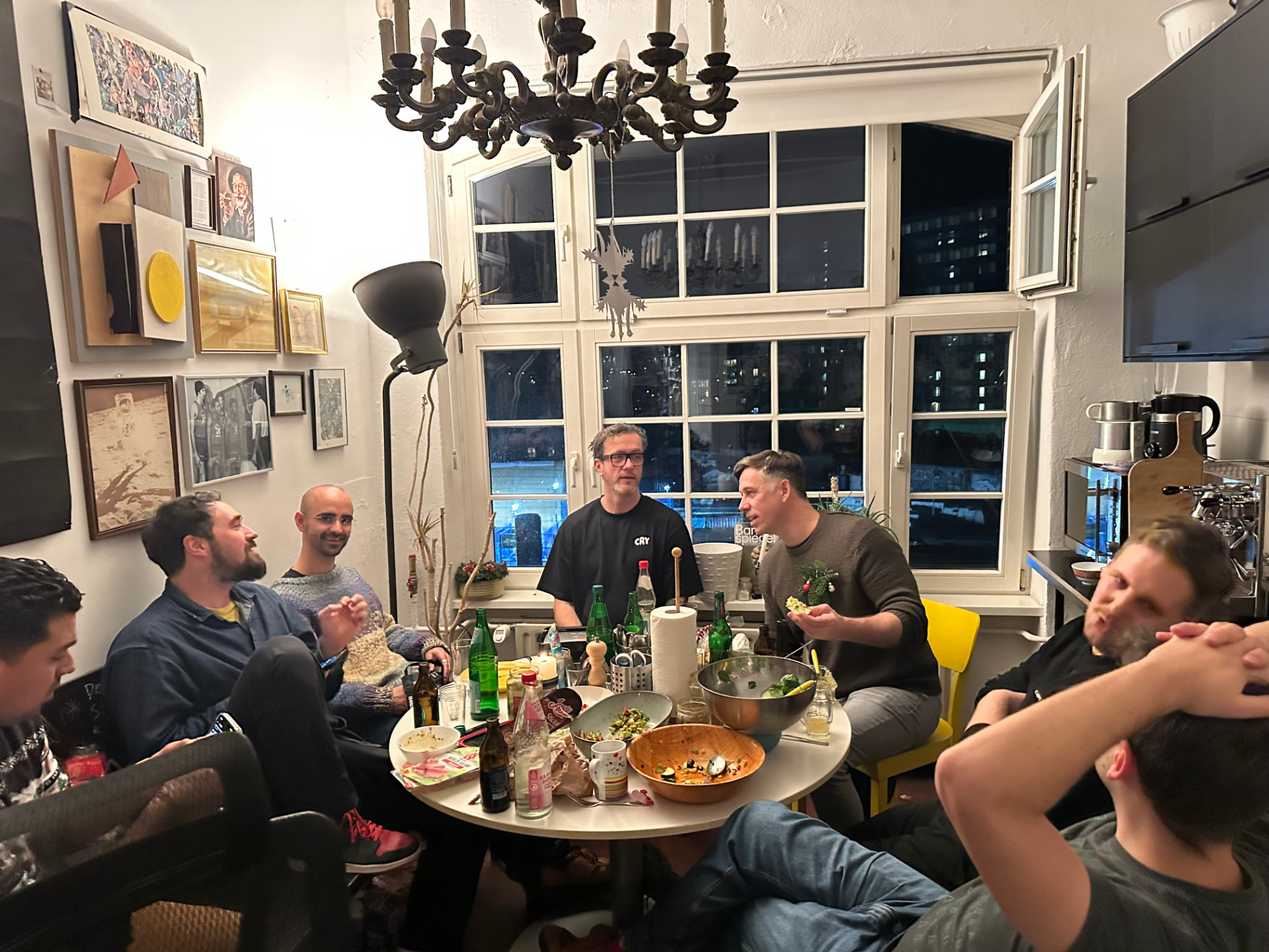 Gemeinsames Abendessen und Austausch in der Küche