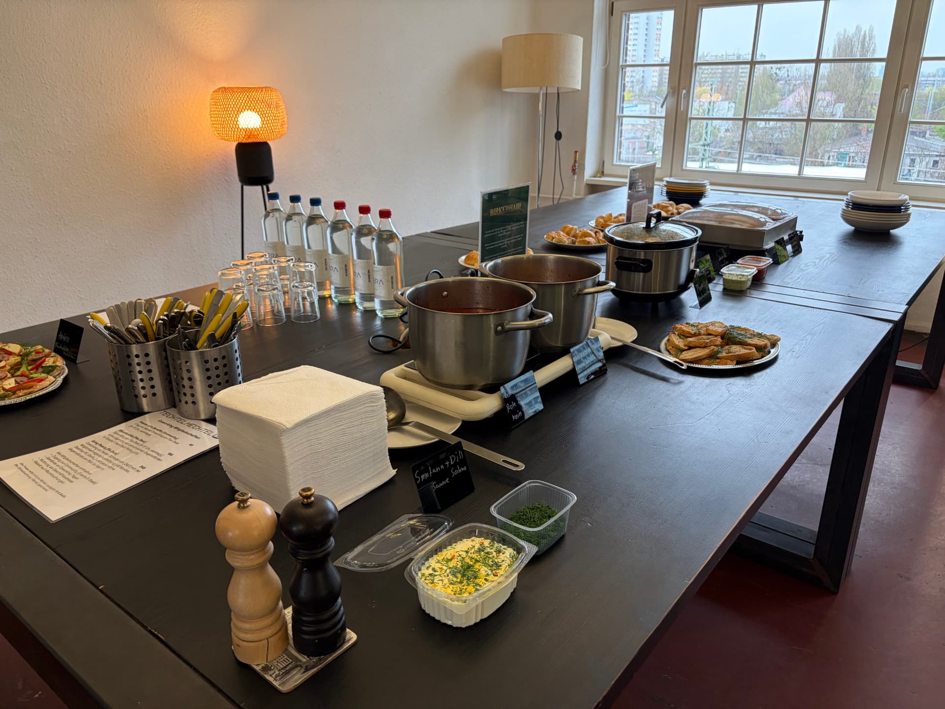 Catering-Buffet für ein Event im Space