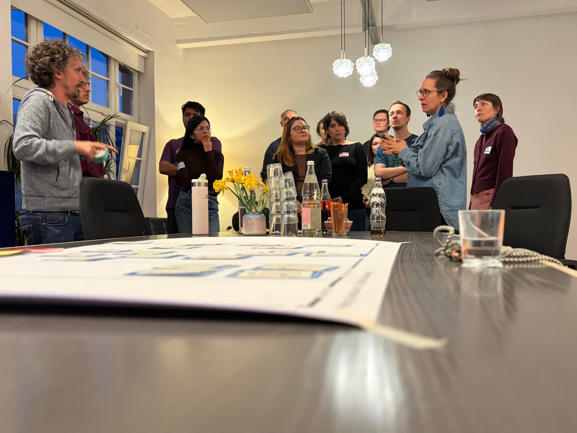 Gruppe im Gespräch rund um den Konferenztisch