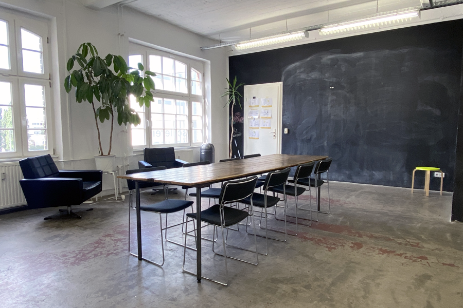Konferenzraum Spielraum — Loft mit großem Holztisch