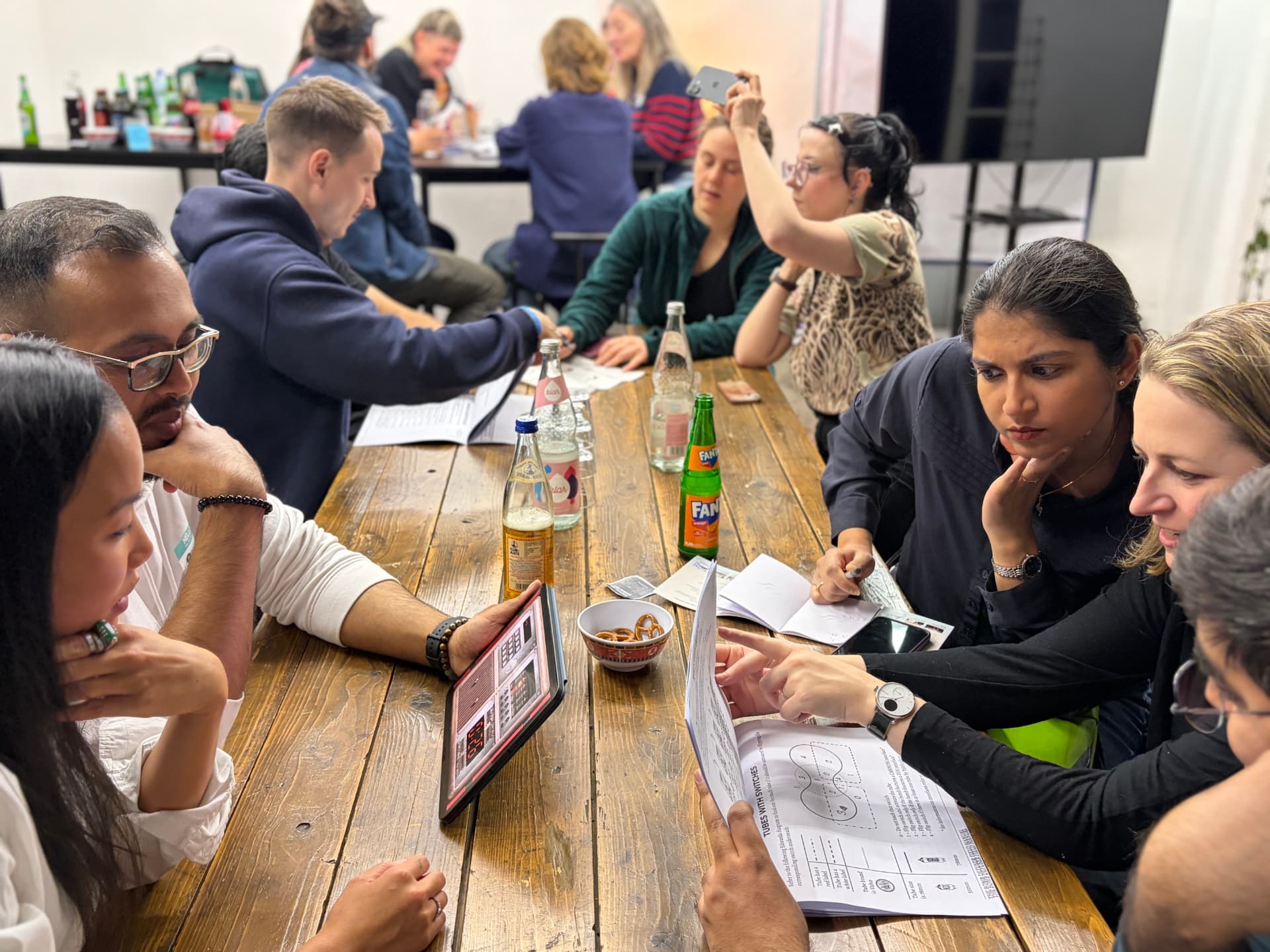 Teams arbeiten gemeinsam an Aufgaben