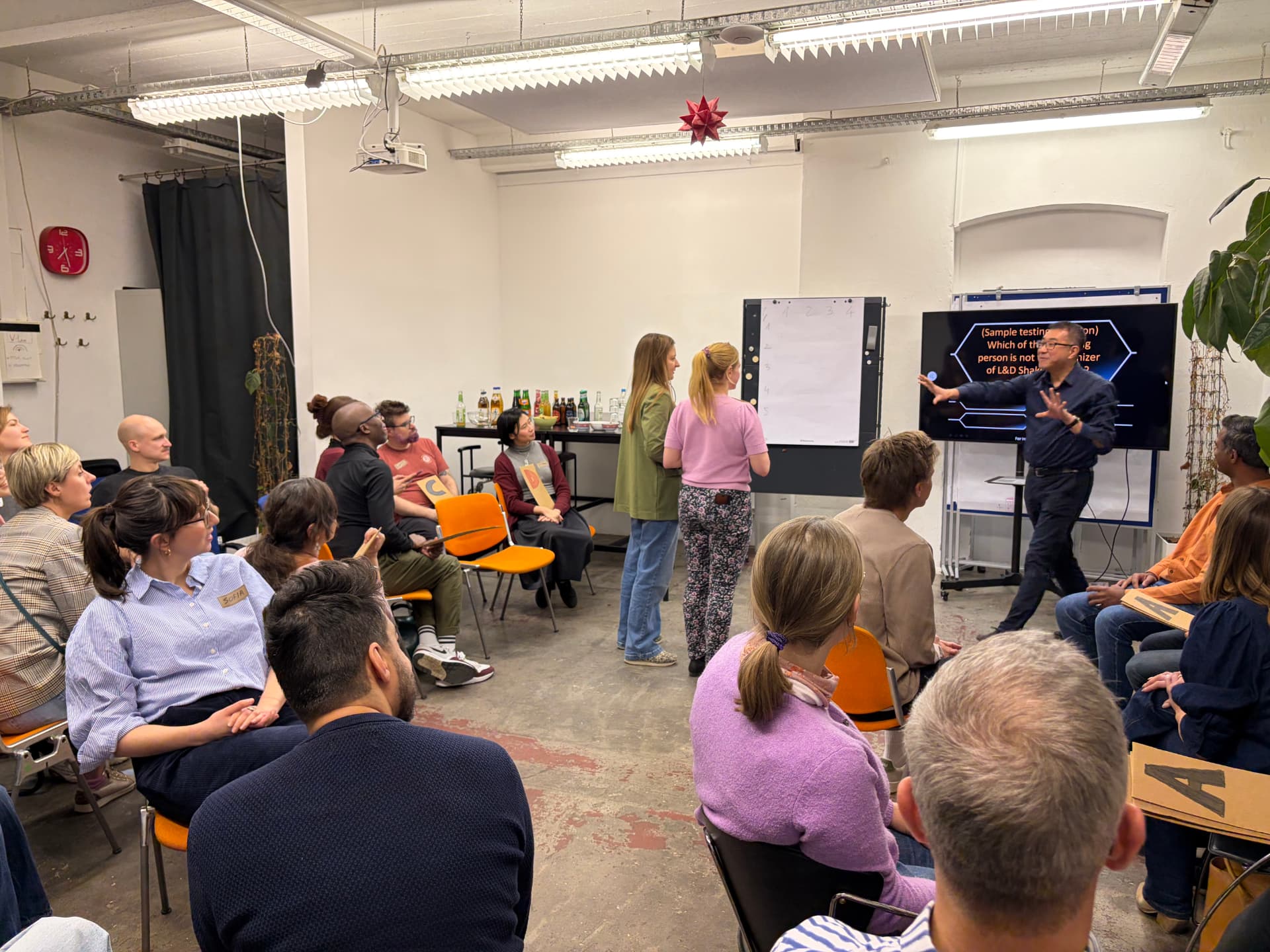 Vortrag mit Publikum und Bildschirm im Loft