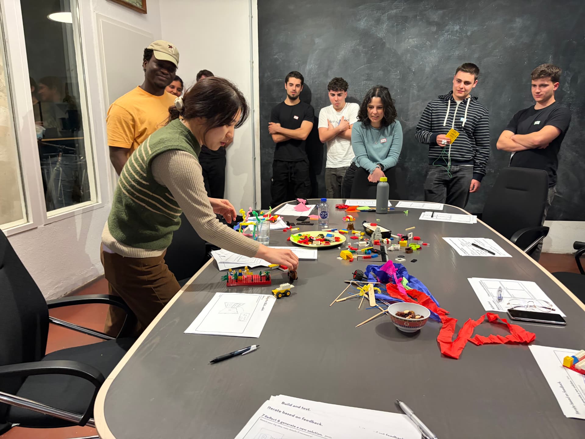 Workshop mit Lego-Prototypen am großen Tisch