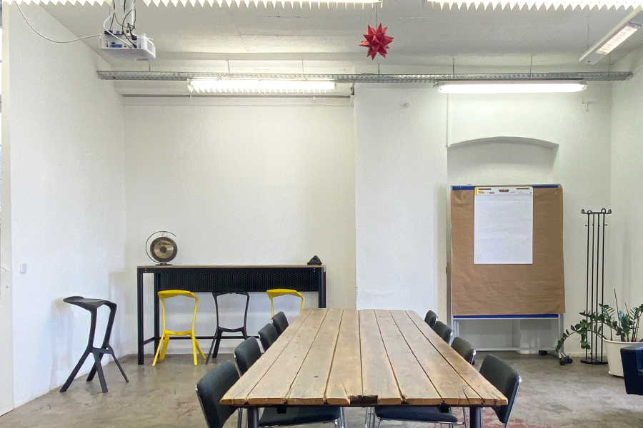 Heller Raum mit Wohnzimmer-Atmosphäre für Coaching in Berlin
