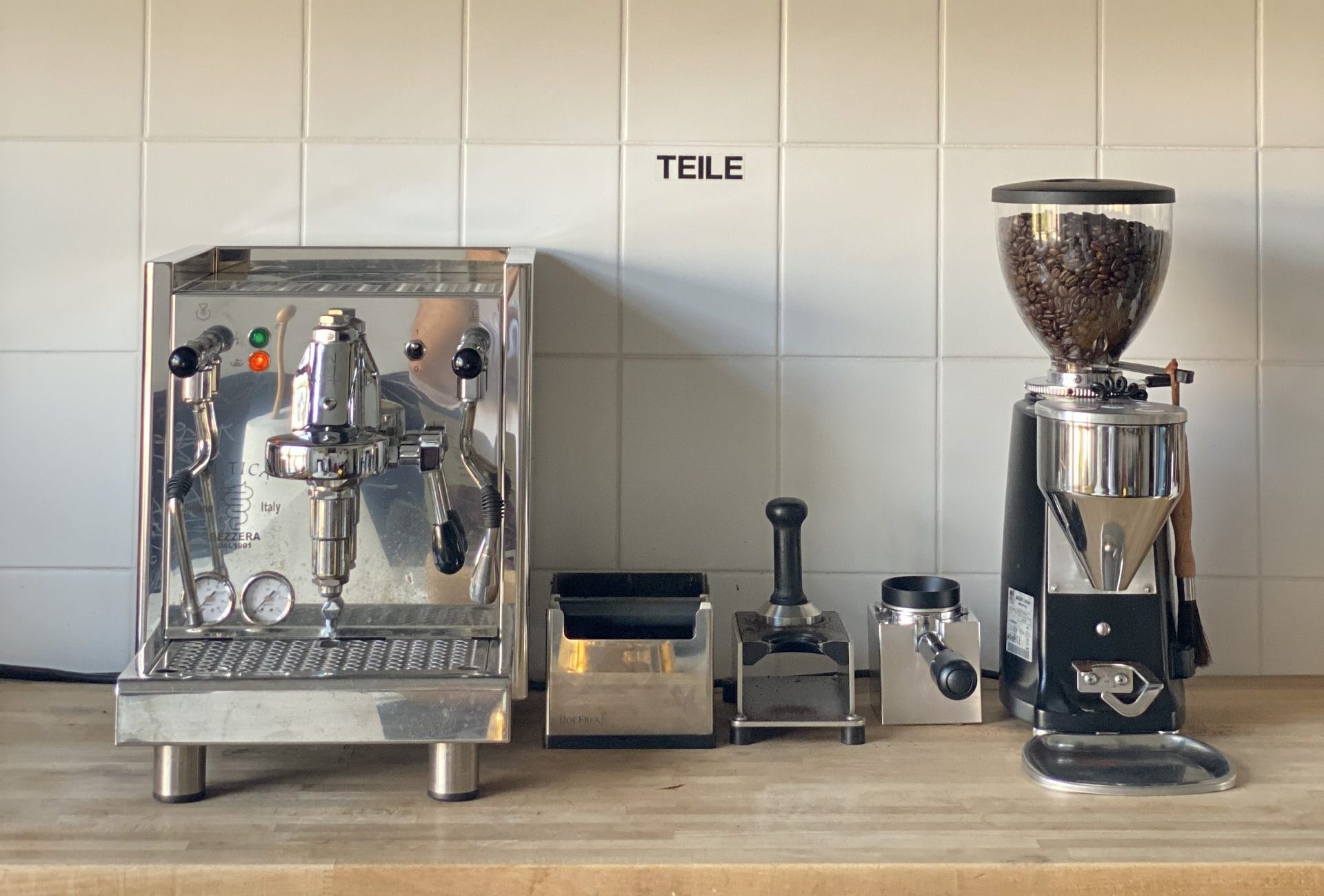 Professionelle Espressomaschine und Kaffeemühle in der Küche