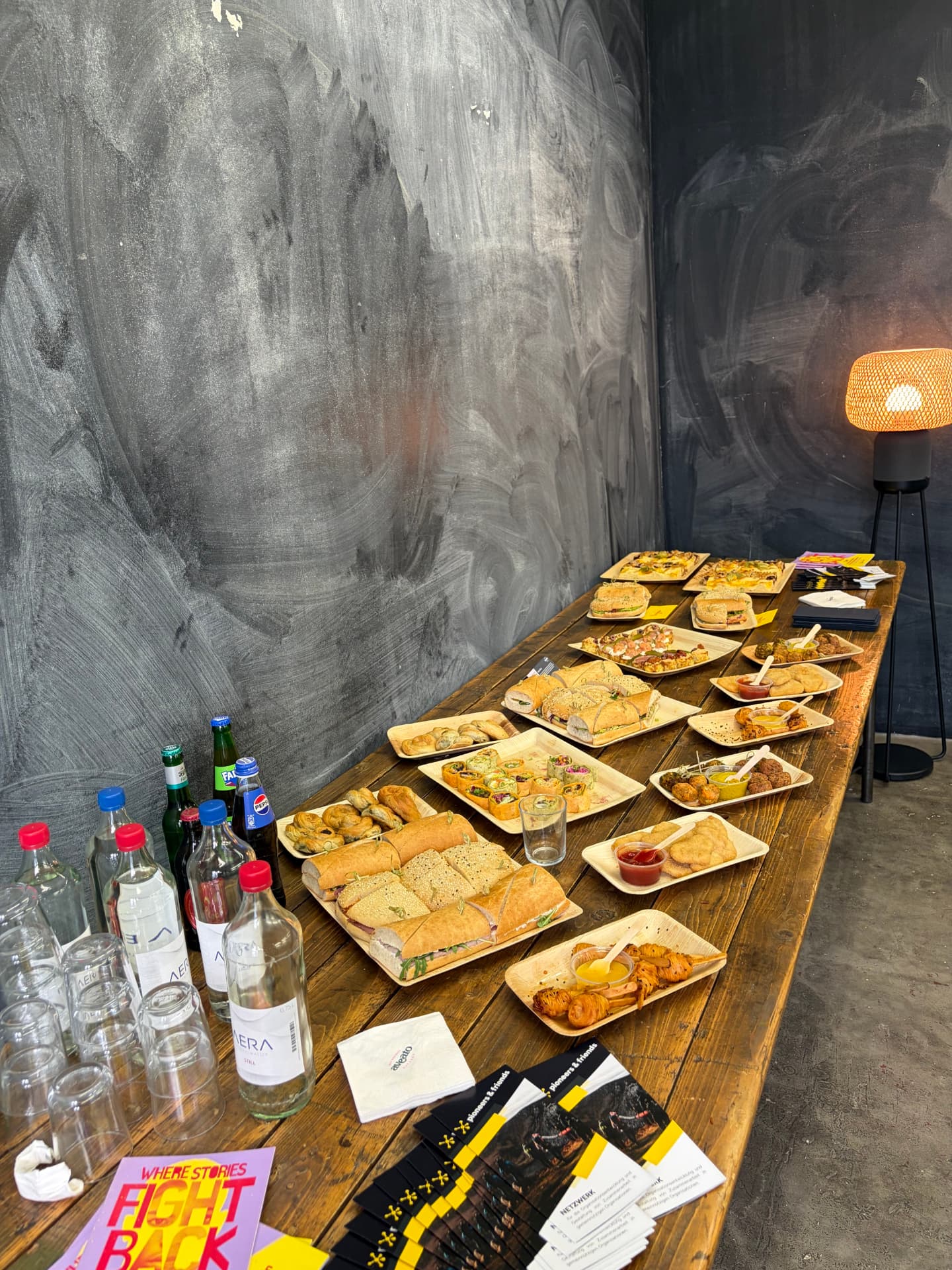 Fingerfood-Buffet vor der Tafelwand