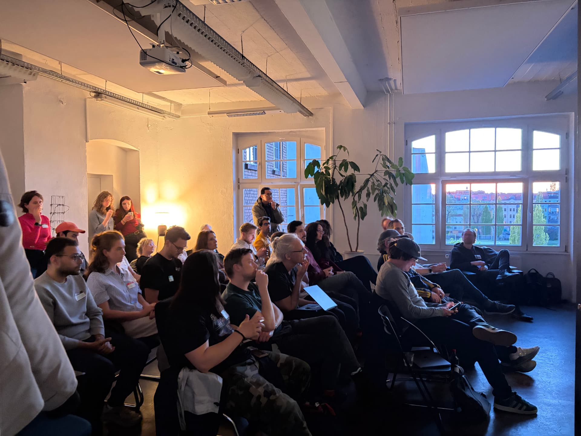 Publikum bei einem Meetup mit Blick über Friedrichshain
