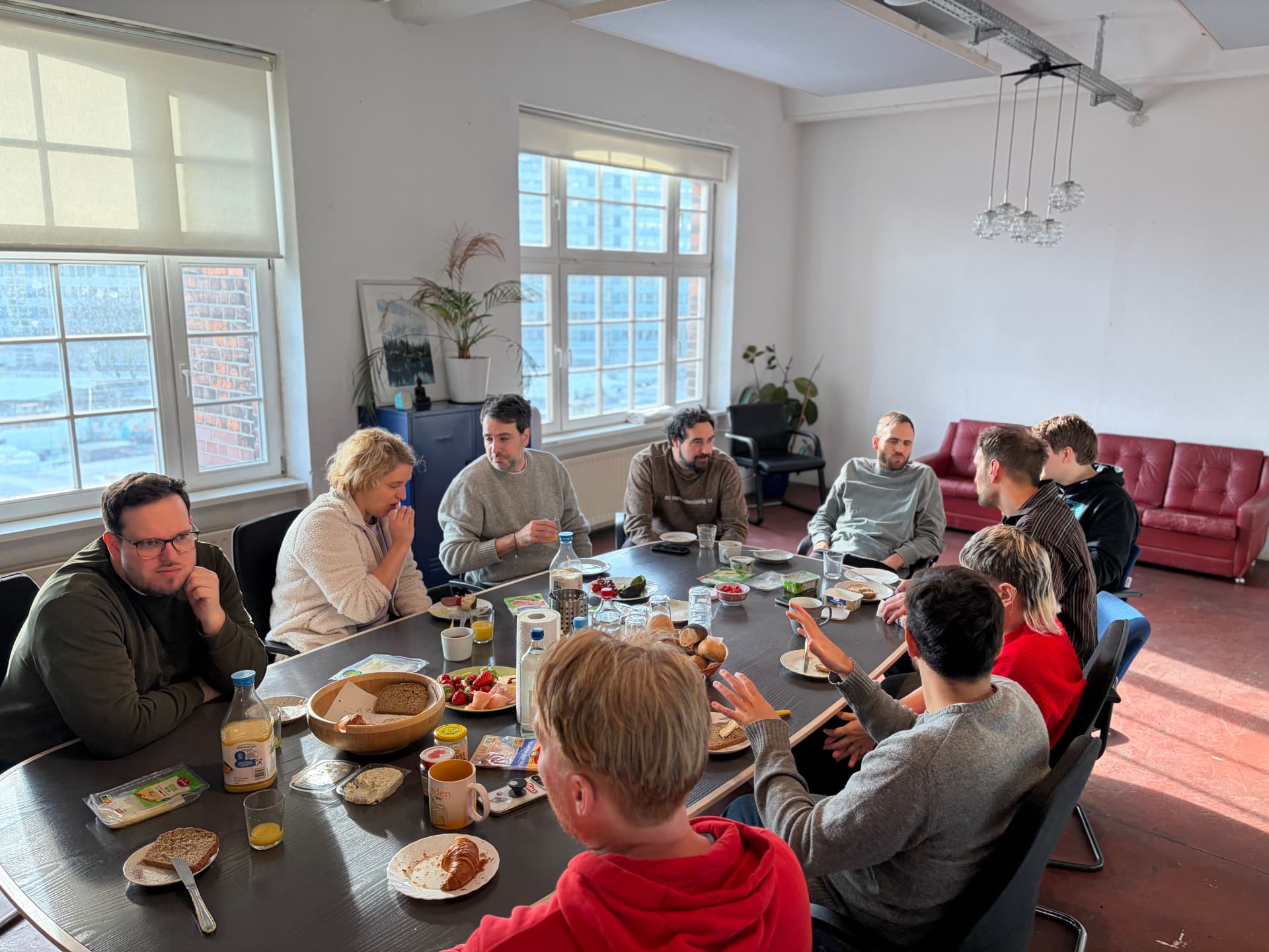 Gemeinsames Frühstück am großen Tisch im Techtelmechtel