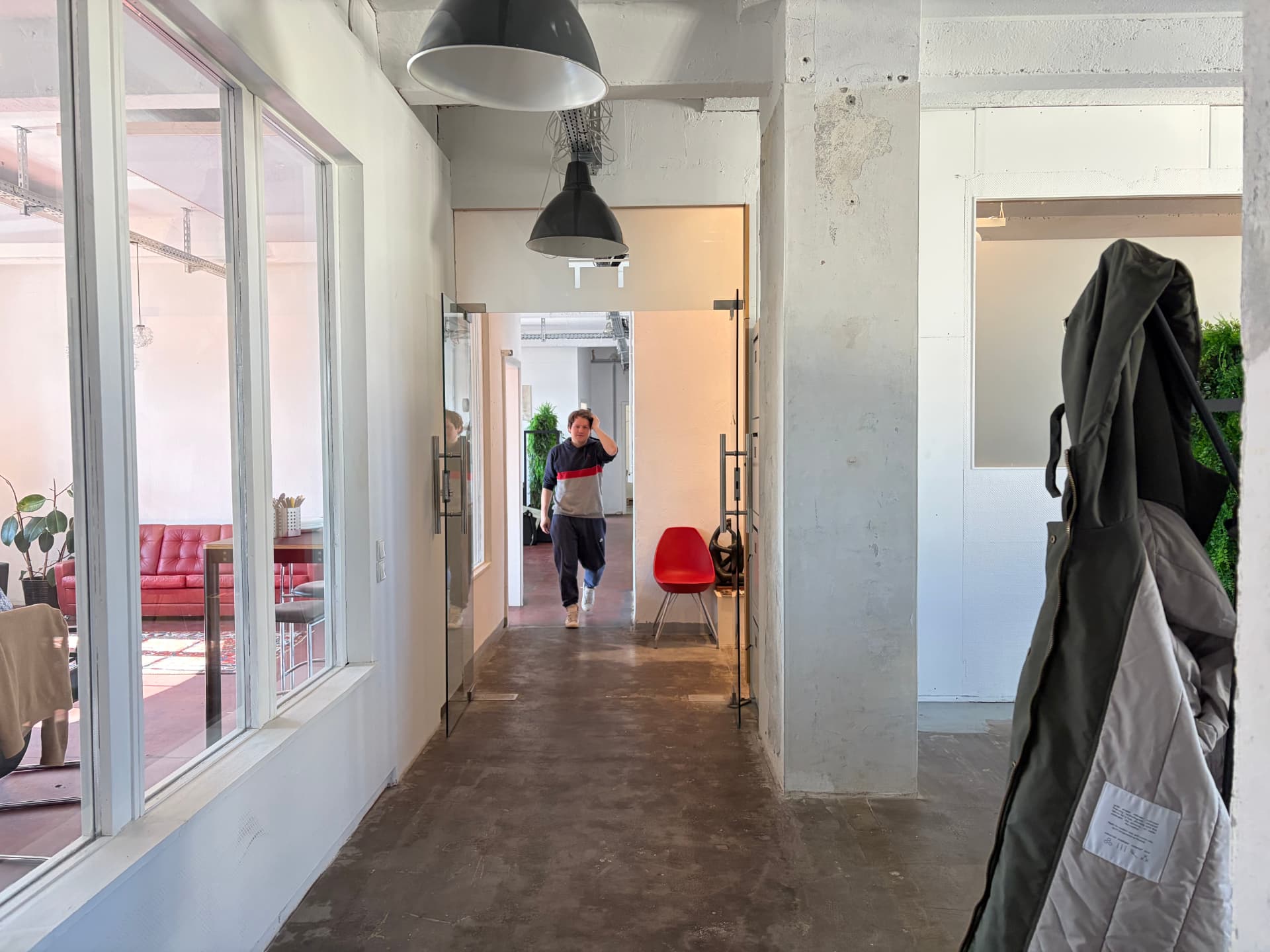 Heller Flur im Coworking Space mit Industriecharme
